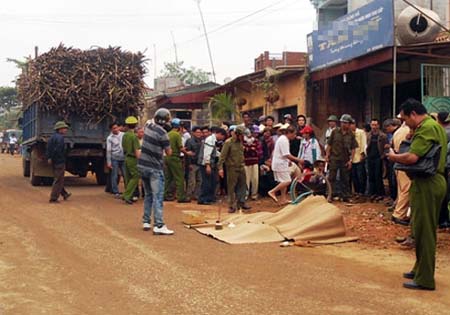 Công an khám nghiệm hiện trường vụ tai nạn.